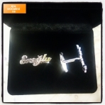 İsiminizi taşıyan gümüş kol düğmeleri. 925 ayar gümüştür. İster isim isterseniz isminizin baş harfleri olarak yazılabilir.